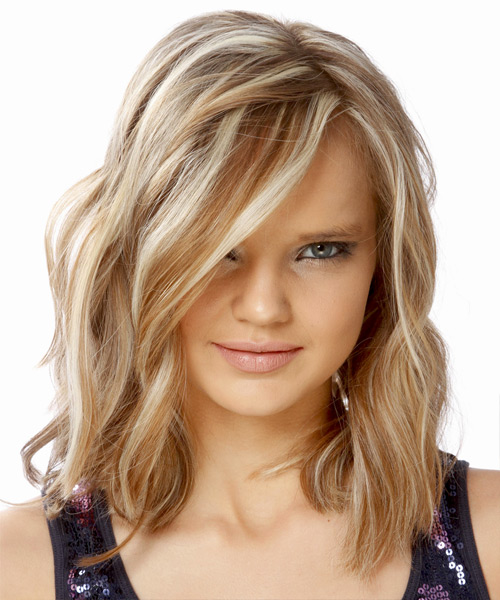 Shoulder-Length Caramel Blonde Hairstyle With Waves And Light Blonde Highlights