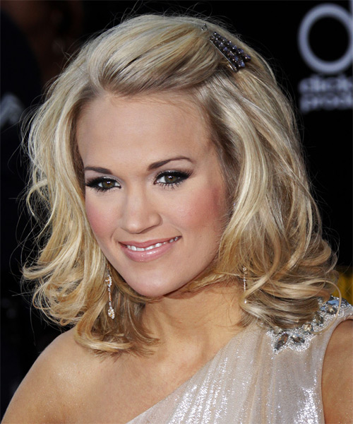 Carrie Underwood Medium Wavy   Light Blonde   Hairstyle - side on view