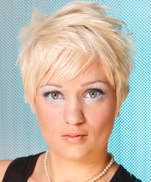 Short Platinum Blonde Meshed Hairstyle With Volume At The Crown
