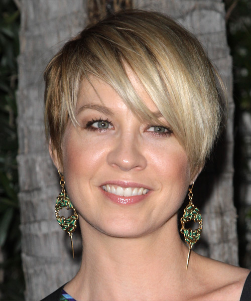 Jenna Elfman   Layered  Dark Blonde Pixie  Haircut with Side Swept Bangs  and Light Blonde Highlights