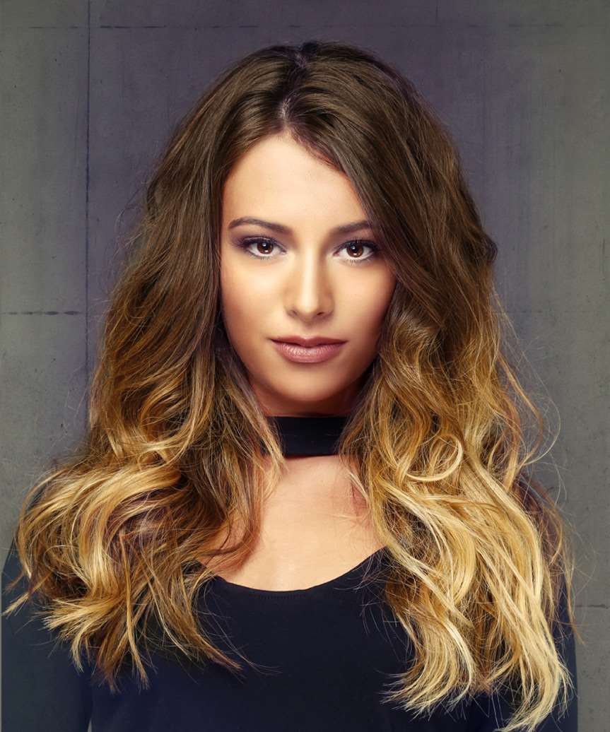 Long Beachy Waves With Two-Tone Hair Color
