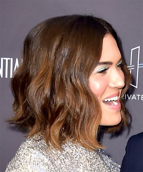 Mandy Moore Medium Wavy    Brunette Bob  Haircut   with Dark Brunette Highlights - side on view