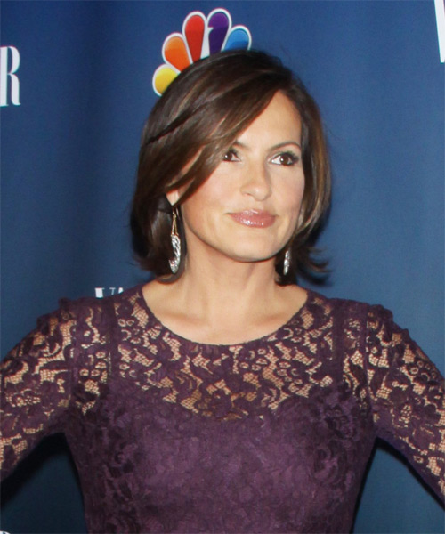 Mariska Hargitay Short Straight     Hairstyle with Side Swept Bangs - side on view