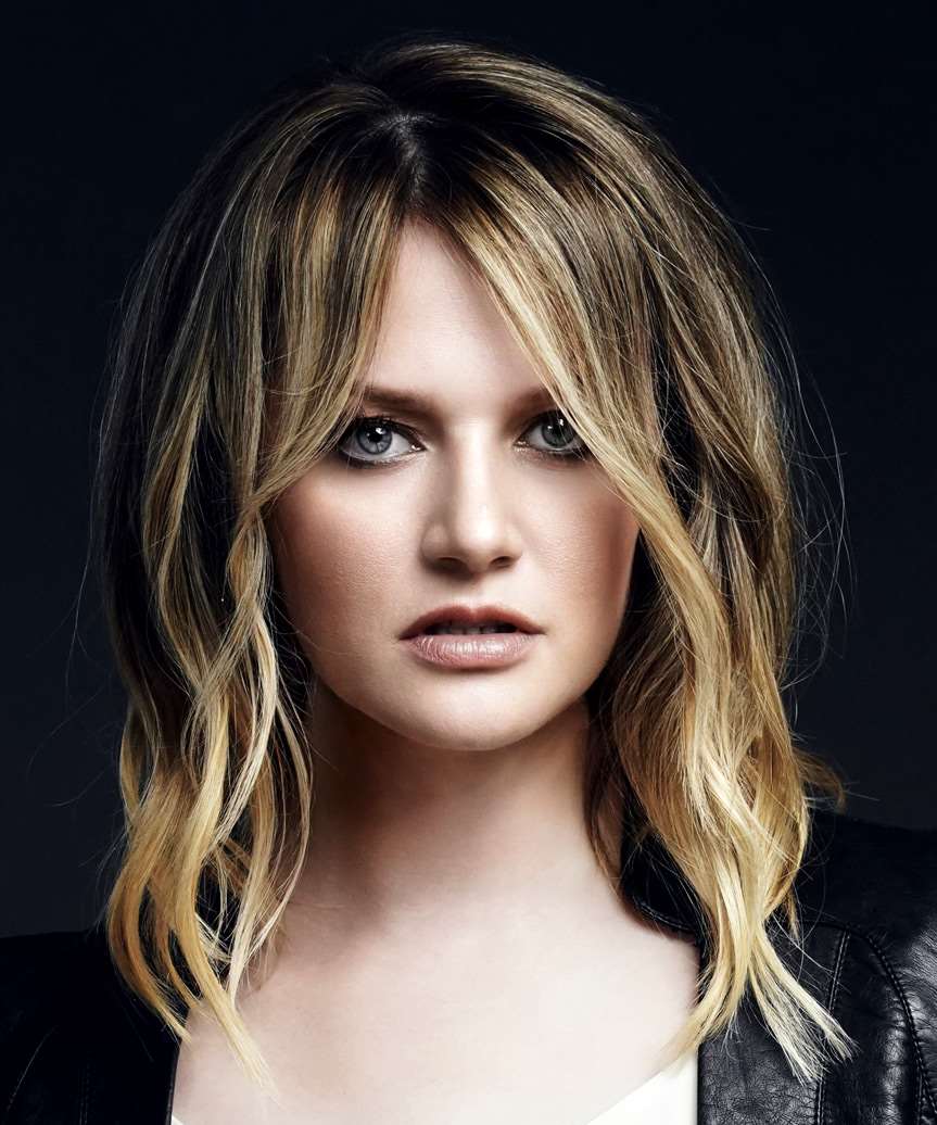 Mid-Length Ombre Bob Haircut With Gentle Curls