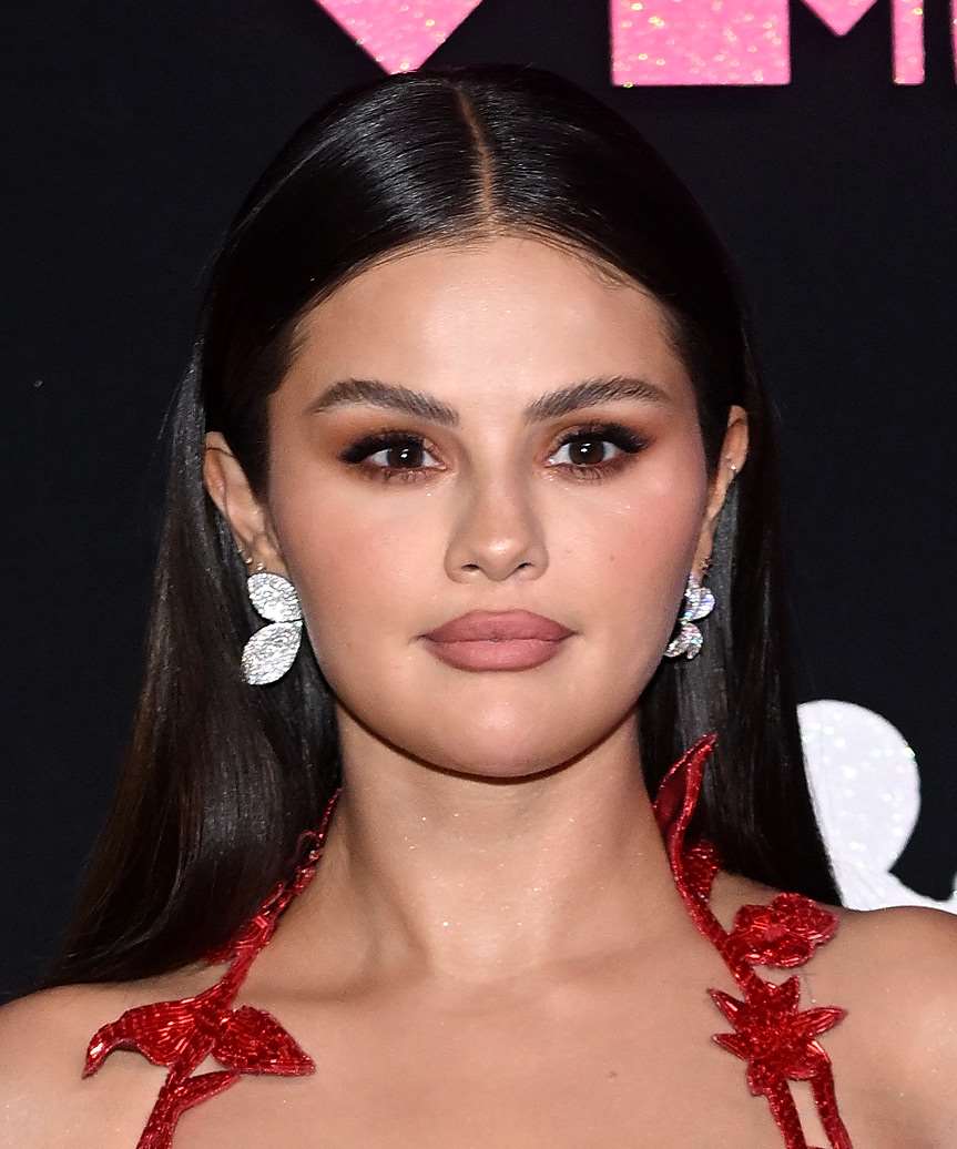 Selena Gomez Chic And Stylish Long Sleek Hairstyle