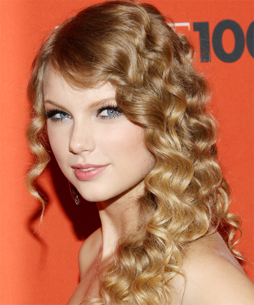 Taylor Swift Long Hairstyle With Defined Curls - side on view