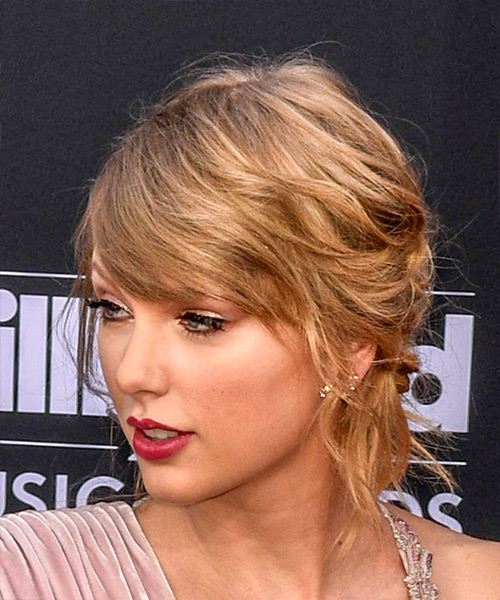 Taylor Swift Blonde Updo Hairstyle With Waves - side view
